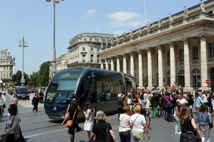 Bordeaux : Pour avertir piétons et cyclistes, un tramway projette un message lumineux « danger » devant lui
